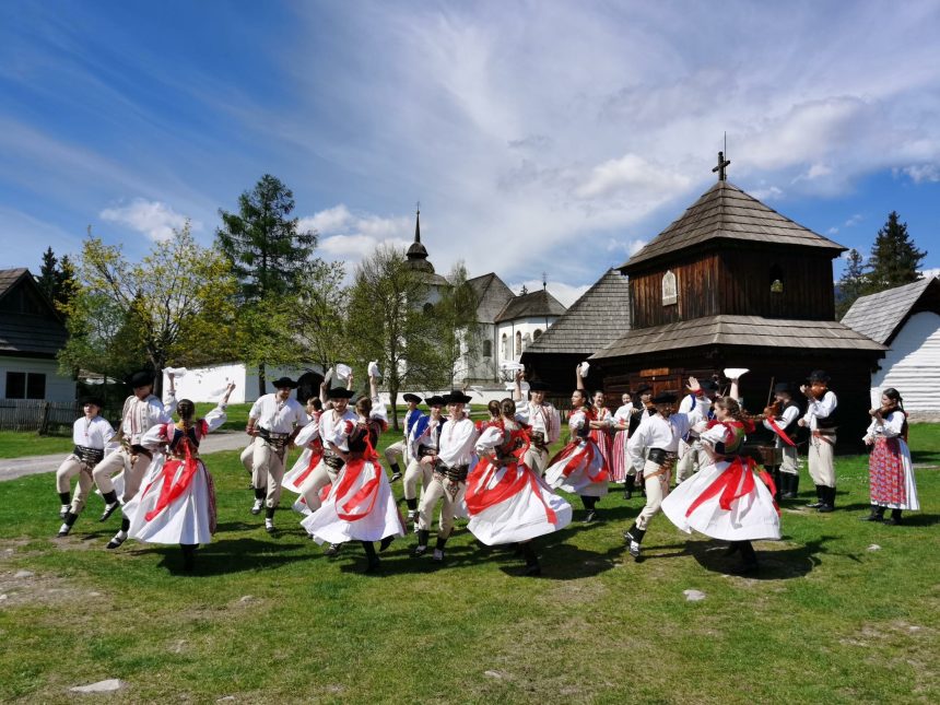 Dokumentarny film Slovensky den kroja Cesta srdcom tradicii