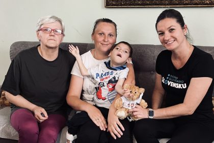 Pomozme malem Samkovi postavit sa na nohy