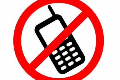 Zakaz mobilov v skolach sa vo Finsku osvedcil