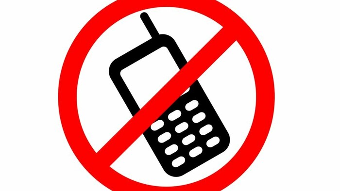 Zakaz mobilov v skolach sa vo Finsku osvedcil