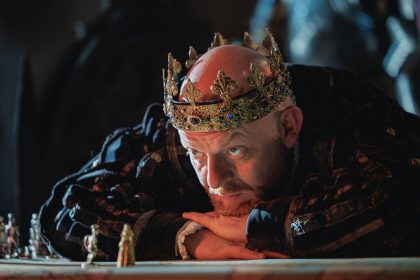 Odkedy nemam vlasy hram len zaporne postavy