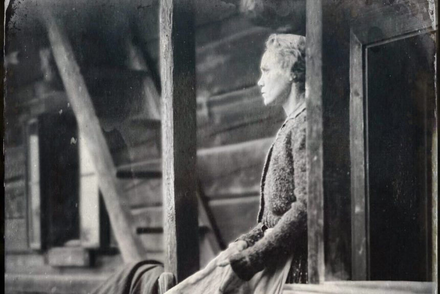 Silne dobove fotografie hovoria za vsetko Dominika Moravkova dokonale zapadla do styridsiatych rokov