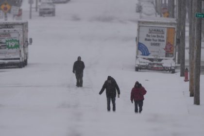 Spojene staty zasiahlo silne zimne pocasie zrusili viac nez 14 tisic letov a stovky tisic ludi su bez elektriny