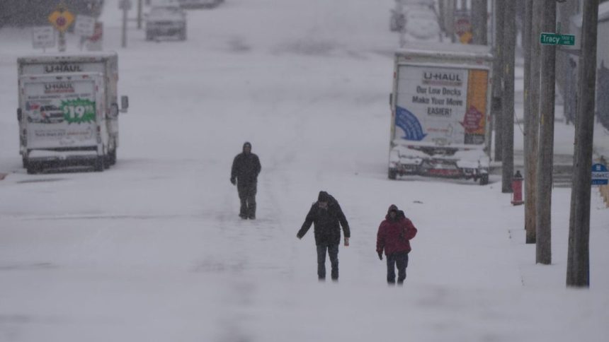 Spojene staty zasiahlo silne zimne pocasie zrusili viac nez 14 tisic letov a stovky tisic ludi su bez elektriny