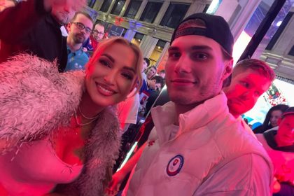 Simona Simanova v Milane obklopena nasimi hokejistami Z olympiady odchadzala nadsena