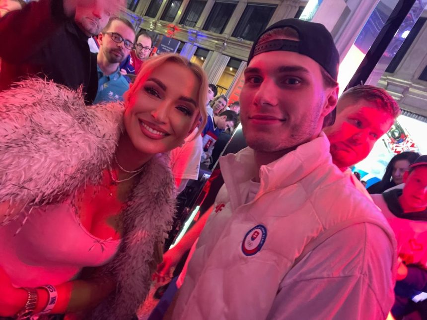 Simona Simanova v Milane obklopena nasimi hokejistami Z olympiady odchadzala nadsena