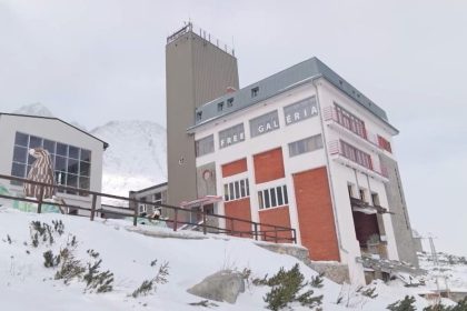 kedysi stanica lanovky dnes miesto na oddych na skalnatom plese sa nachadza druha najvyssie polozena galeria v europe