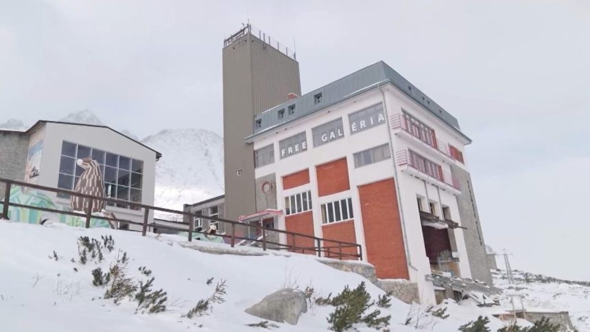 kedysi stanica lanovky dnes miesto na oddych na skalnatom plese sa nachadza druha najvyssie polozena galeria v europe