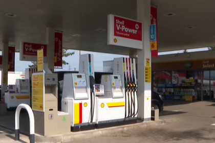 Ceny benzinu a nafty postupne rastu Na cerpacich staniciach pribudli upozornenia na obmedzenia Slovnaft predava naftu pod trhovu cenu