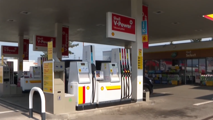 Ceny benzinu a nafty postupne rastu Na cerpacich staniciach pribudli upozornenia na obmedzenia Slovnaft predava naftu pod trhovu cenu