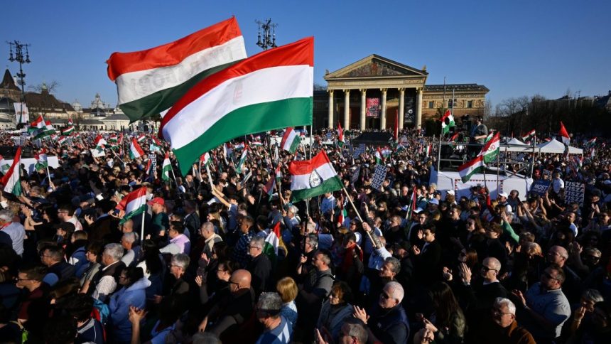 Madarsko zaznamenava takmer pol miliona zaujmcov o volbu zo zahranicia najviac ich je v Rumunsku