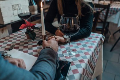 Nezelany pocit samoty v Spaniensku otvara novy trh Aplikacie webove stranky a kluby spajaju ludi podla zaujmov no ich vyuzivanie si vyzuje platbu