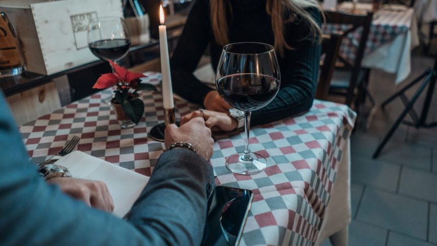 Nezelany pocit samoty v Spaniensku otvara novy trh Aplikacie webove stranky a kluby spajaju ludi podla zaujmov no ich vyuzivanie si vyzuje platbu