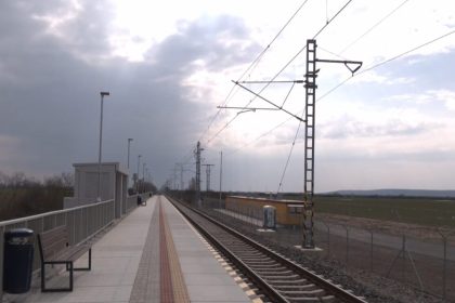 bizarna situacia na zempline nove zastavky boli vybudovane aj na miestach kde vlak uz mesiace nezastavil