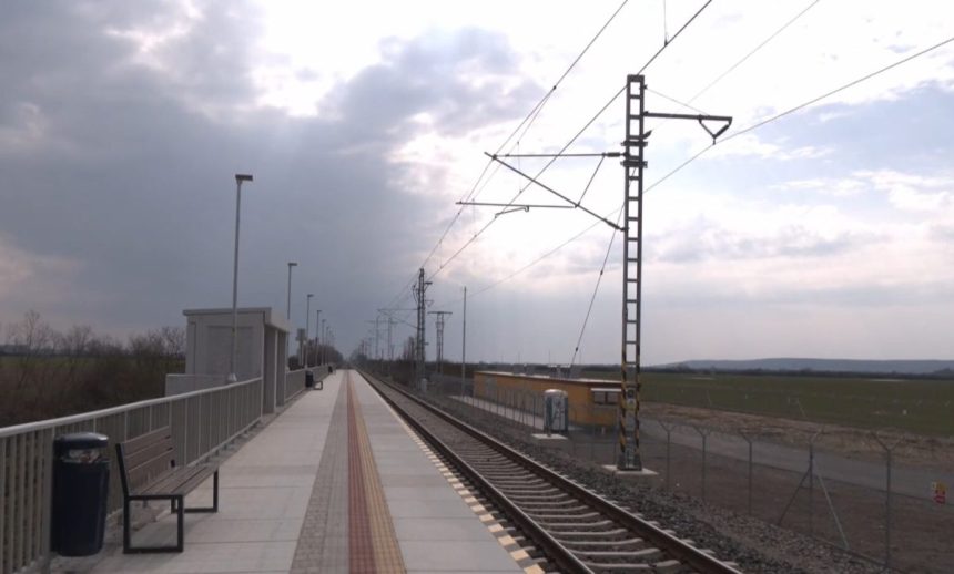 bizarna situacia na zempline nove zastavky boli vybudovane aj na miestach kde vlak uz mesiace nezastavil