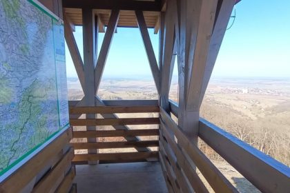 Na rozhladni jeden strom nad obcou Jesenske v okrese Rimavska Sobota Radiovikend pozvanky a reportaze Radio Slovensko