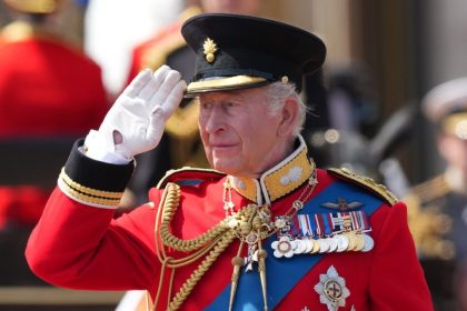 Britsky kral Karol III urobil historicky krok Zverejnil sumu ktoru zaplatil na daniach