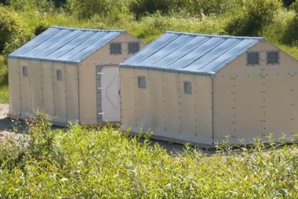 Mali pomoct rodinam ohrozenym zosuvom svahu no presahovat sa do nich nechteli domceky teraz znicili vandali