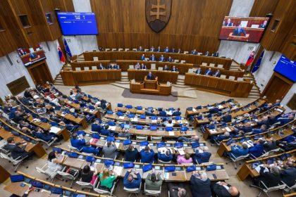 Prieskum IPSOS Na cele zostava PS tesne pred Smerom najvacsi pokles zaznamenal Hlas SD