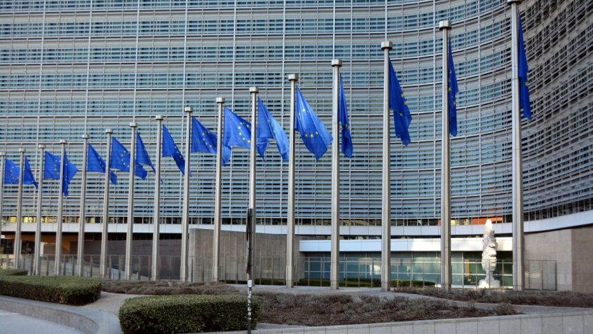 Slovaci budu v referende hlasovat aj o zruseni renty pre premiera Ake vyhody maju byvali predsedovia vlad krajin EU