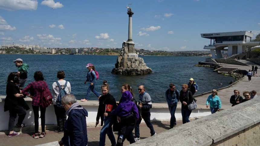 Zaujom ruskch turistov o Krym kles Najd sa vak odvlivci ktorch neodradia ani toky a energetick krza