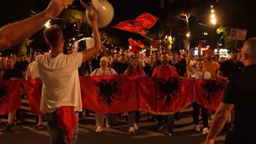 Albanci su v uliach uz dva mesiace Vlade vycitaj u korupciu aj luxusne komplexy v chranenych oblastiach