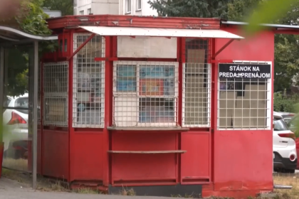 Banska Bystrica sa zbavuje opustenych novinovych stankov Kedysi bezna sucast ulic sa stava minulostou
