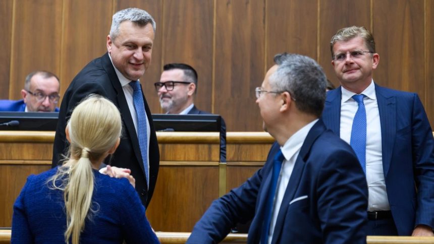 Bliziace sa volby mozu zamiesat kartami Rekonstrukcia vlady sa sice nechysta no mensie zmeny su mozne