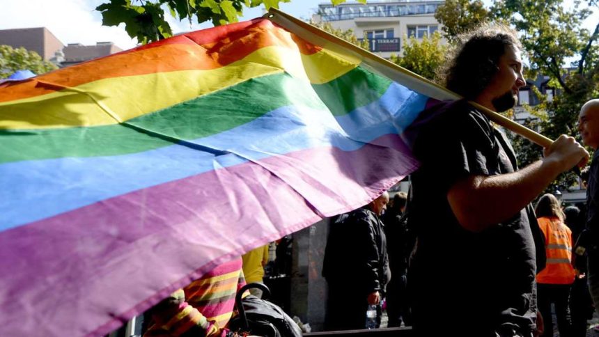 Bratislavou preli v rmci podujatia Dhov Pride tisce lud ktorch heslom bola odvaha Uskutonila sa aj akcia Hrd na rodinu