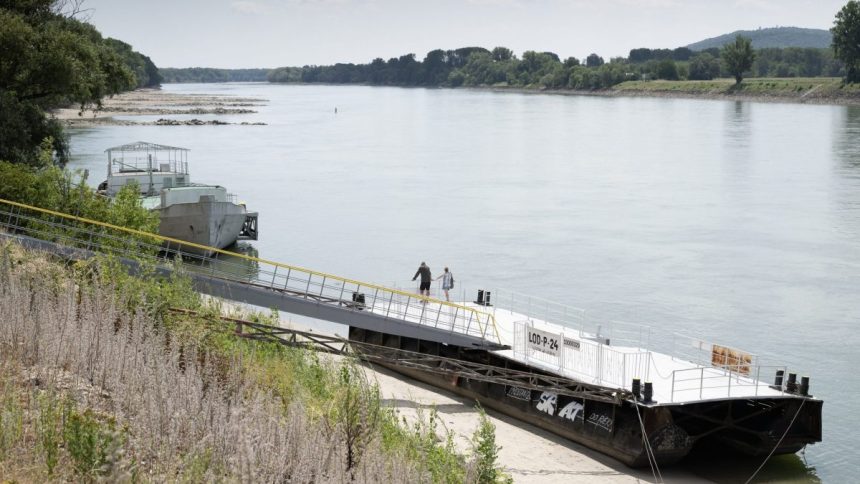 Cez niektore useky Dunaja nemozu prechadzat lode s vacsimm ponorom Dovodom je nepriaznivy vodny stav rieky