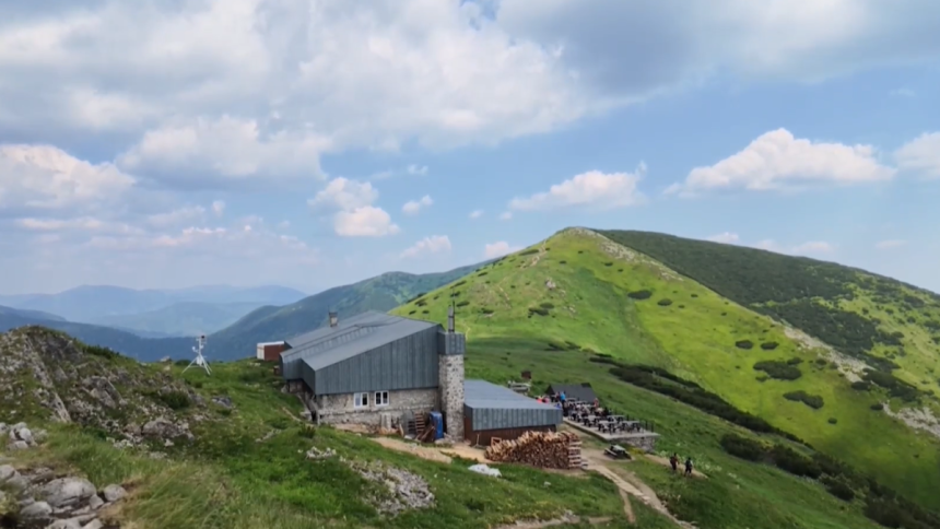 Chatar z chaty pod Dumbierom neplanuje odis vypoved nepovazuje za zakonnu mnohi turisti mu prisli vyjadrit podporu
