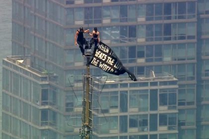 Dvaja ludia sa bez povolenia dostali na Empire State Building Tam rozprestretli vlajku s mierovym posolstvom