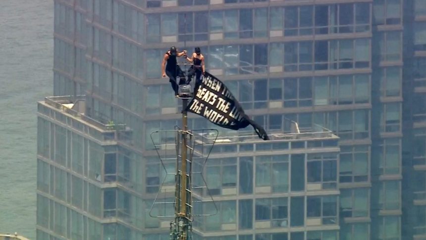 Dvaja ludia sa bez povolenia dostali na Empire State Building Tam rozprestretli vlajku s mierovym posolstvom