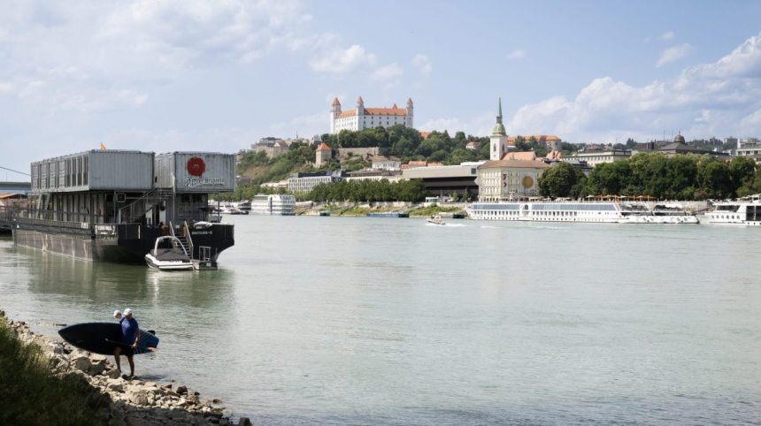 Hladina Dunaja v Bratislave je najnizsia za tridsat rokov Hrozi uplne zastavenie vodnej dopravy