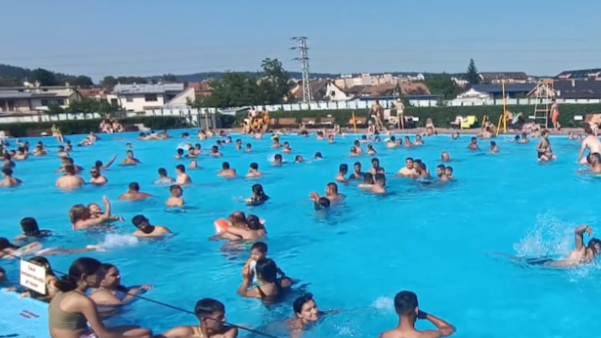 Hluk neporiadok mocenie do bazena Situacia na kupalisku v Spisskej Novej Vsi je neunosna Mesto chysta opatrenia