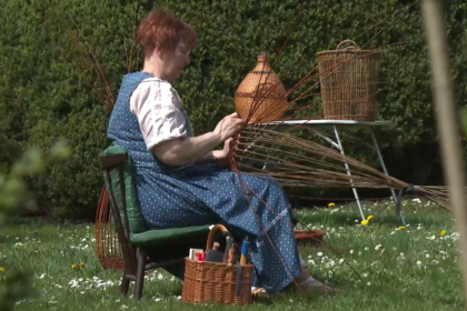 Kosikarstvo je pre nu relax Pani Erika sa techniky pletenia z prutia ucila aj v Belgicku Velkej Britanii a vo Francuzsku