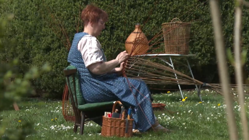 Kosikarstvo je pre nu relax Pani Erika sa techniky pletenia z prutia ucila aj v Belgicku Velkej Britanii a vo Francuzsku