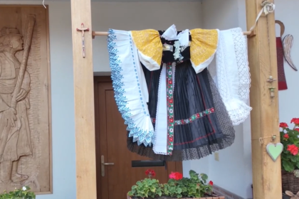 Kroje vysivky a rodinne dedictvo Obyvatelia Detvy sutazia o najkrajse vyzdobeny dom
