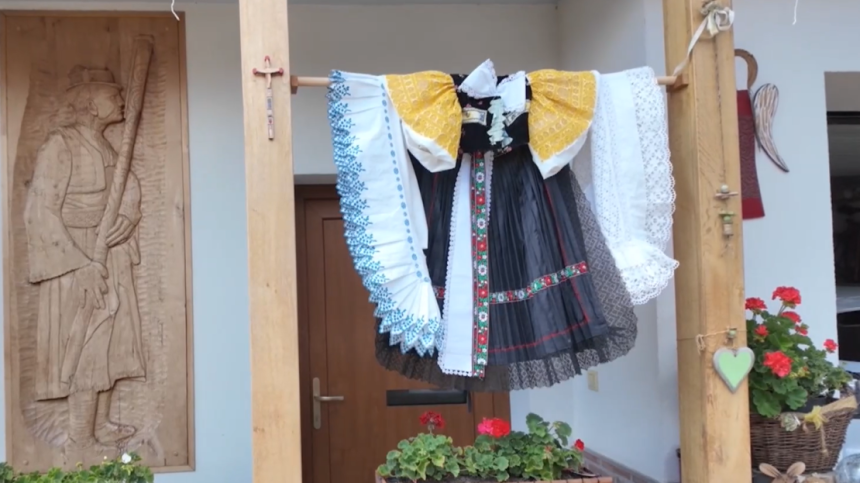 Kroje vysivky a rodinne dedictvo Obyvatelia Detvy sutazia o najkrajse vyzdobeny dom