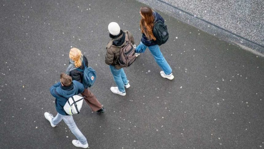 Mladych trapia prakticke otazky nestaci ich presviedcat patriotizmom vyplva z prieskumu az tretina z nich zije u rodicov