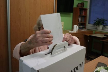 Na Slovensku sa zacalo referendum volebne miestnosti su otvorene