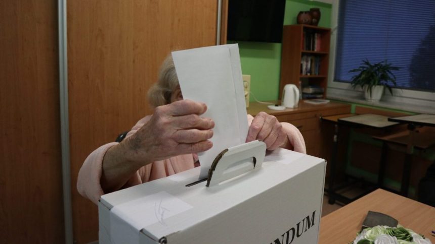 Na Slovensku sa zacalo referendum volebne miestnosti su otvorene