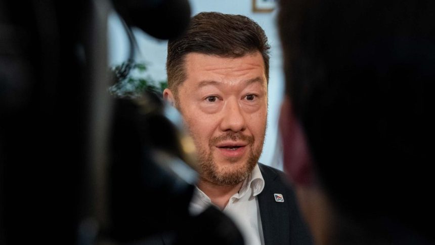Okamura kritizuje prispevok na financovanie zbrani pre Ukrajinu Koalicnych partnerov poziadal aby sa to uz neopakovalo