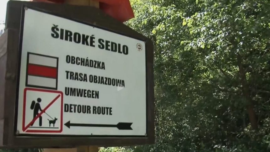 Oprava tatranskeho chodnika nad Hrebienkom vo Vysokych Tatrach je stazena nedisciplinovanymi turistami