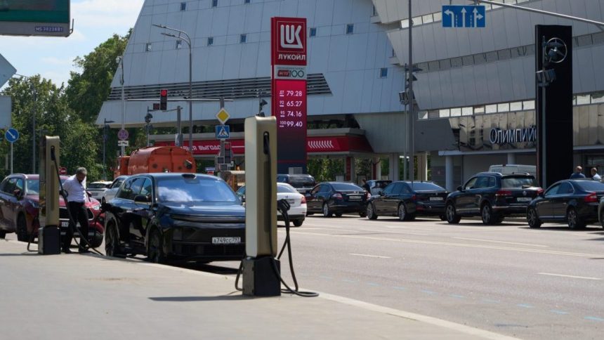 Po utokoch na rafinerie Rusko obmedzilo vyvoz nafty Dopady mozu pocitit aj europski vodici
