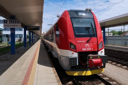 Pocet zrusenych spojov narasta niekde vlaky nahradzaju autobusy
