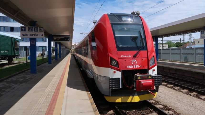 Pocet zrusenych spojov narasta niekde vlaky nahradzaju autobusy