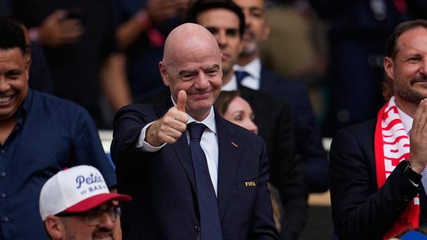 Sef spanielskej La Ligy obvinil FIFA z nicenia futbaloveho priemyslu Giannihovho Infantina vyzval na odstupenie