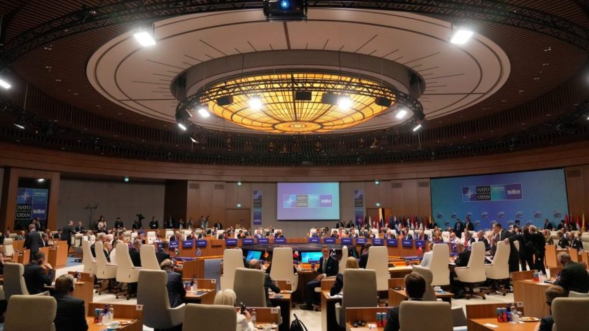 Spojenci v NATO potvrdili zavazok k kolektivnej obrane Ukrajine prislubili vojensku pomoc