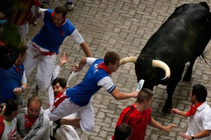 Svetoznamy festival tesi miestnych no trapi ochnarov V Spanyolsku sa zacal tradicny beh s byikmi